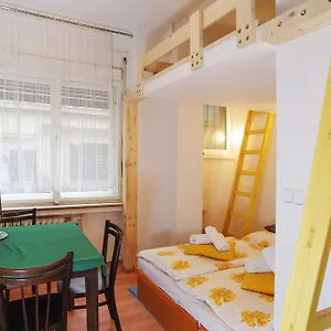 https://joes-central-apartments.praguehotelsweb.com